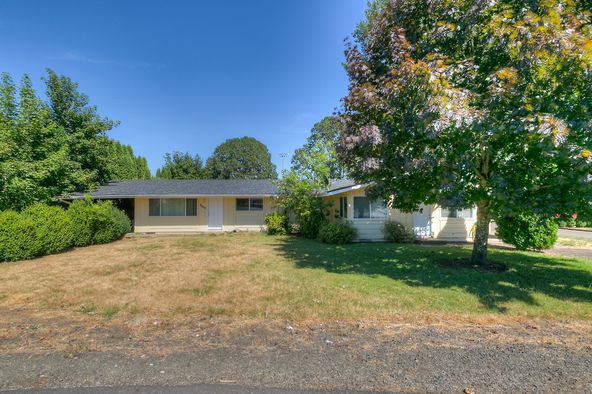 Hawthorne & Elliott: 1300 & 1302 N. Elliott Rd & 2504 & 2500-2507 Hawthorne Dr., Newberg, OR 97132